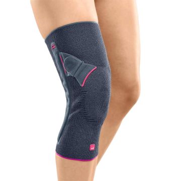 Kniebandage Genumedi PT von medi für eine verbesserte Führung der Kniescheibe dank der unterstützenden Wirkung des seitlich verstärkten Silikonrings