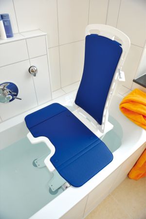 Montierter badewannenlift an Badewanne